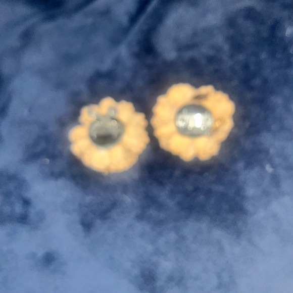 Vintage leather flower clip on earings - Picture 5 of 7